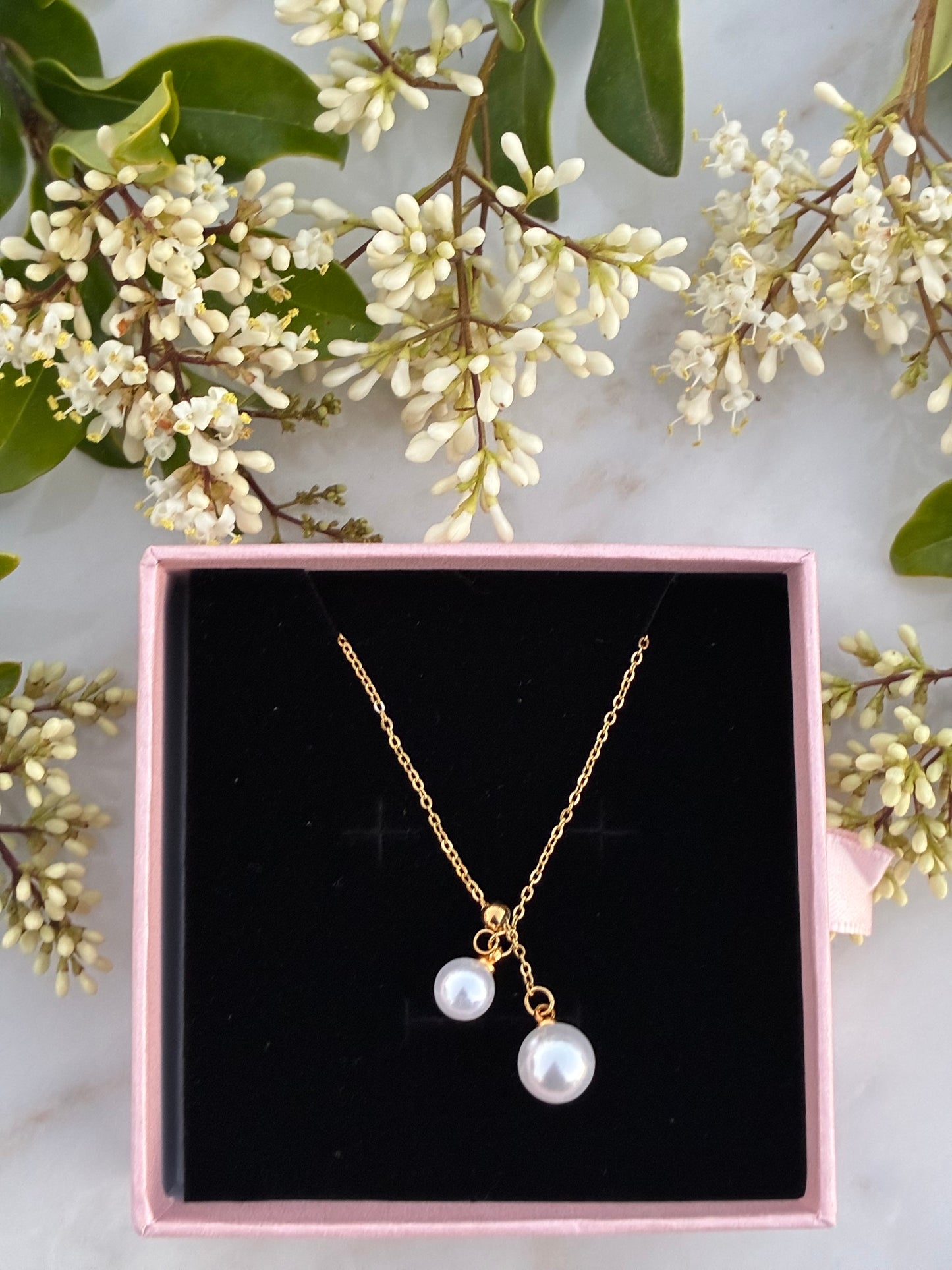 Hanging pearls necklace