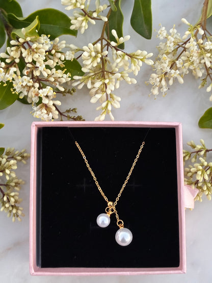Hanging pearls necklace
