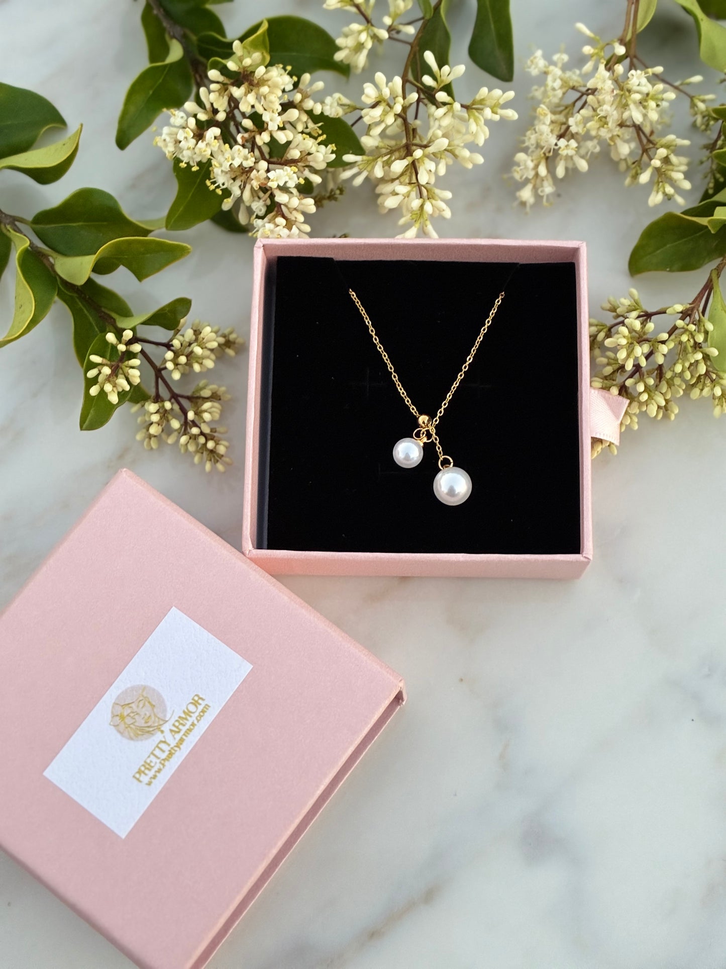 Hanging pearls necklace
