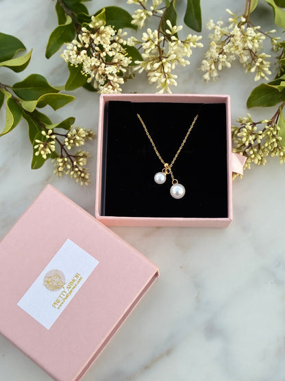 Hanging pearls necklace